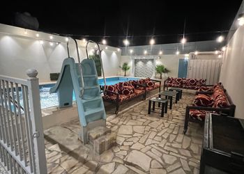 استراحة بمسطح اخضر وجلسه خارجيه