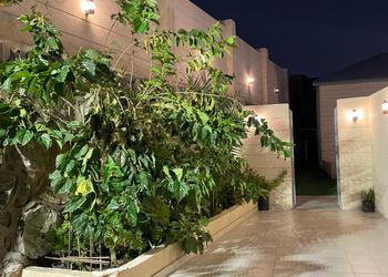 شالية واسع بمجلس ومسبح خارجي