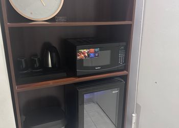 شقة بغرفة معيشة وغرفة نوم 