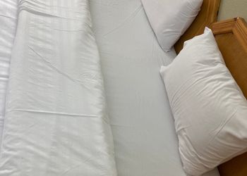 استديو بسرير ماستر وأثاث مريح 
