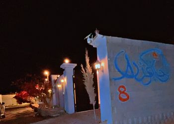 شاليه بمسطح اخضر وجلسة خارجية 