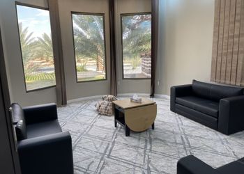 مزرعة بمسطحات خضراء وبيت شعر 