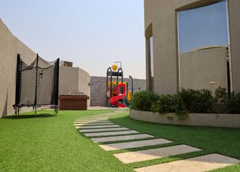 شاليه بجاكوزي ومسطح اخضر