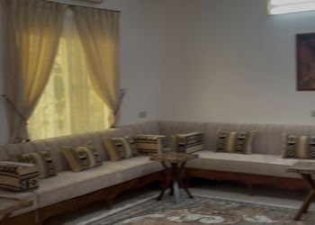 مزرعة بمسبح مطل على الحديقة