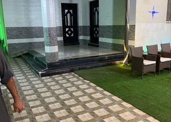 شاليه بمسطح اخضر وجلسة خارجية 