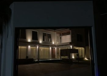 شاليه بجلسة تطل على مسبح خارجي 