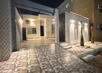 شاليه بجلسة خارجية ومجلس