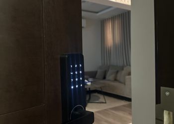 شقة بغرفتين نوم وصالة 