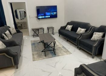 شاليه بمسبح خارجي وجلسة خارجية