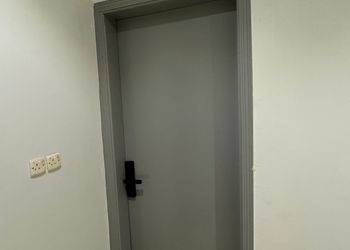 استديو بأثاث مريح وبسيط 