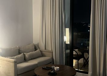 استديو بإطلالة ودخول ذاتي 