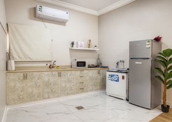 شقة بصالة وثلاث غرف نوم