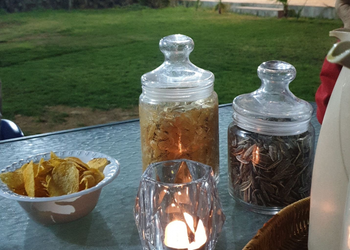 شاليه بمسطح اخضر وجلسة خارجية