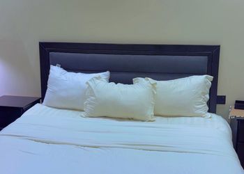 استديو بأثاث مريح وبسيط 