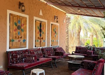 مزرعة بمسطحات خضراء وجلسة خارجية