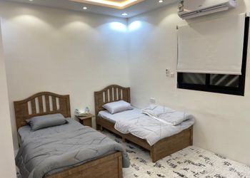 شقة بصالة أنيقة وثلاث غرف نوم