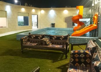 شاليه بمسطح اخضر وألعاب أطفال
