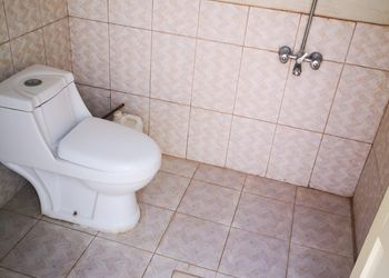 شاليه بجلسة خارجية وألعاب أطفال