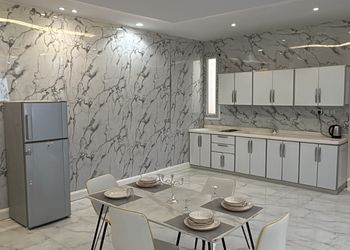 شاليه بمسطح اخضر ومسبح 