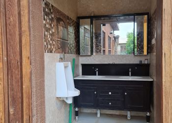 استراحة بجلسات خارجيةومسبح داخلي