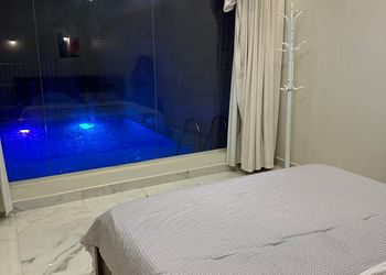 شاليه بمسبح خارجي ومسطح اخضر