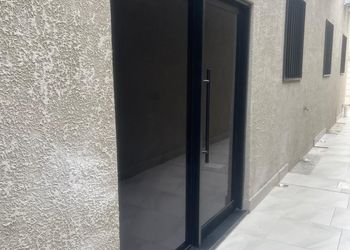 شقة بدخول ذاتي وغرفة نوم مريحة 