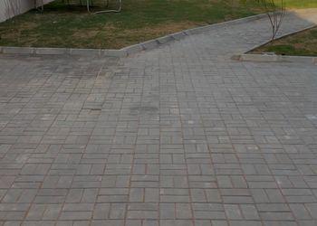 شاليه بمسطح اخضر وجلسة خارجية