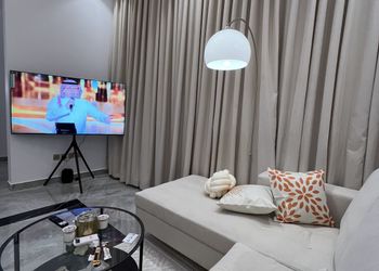 استديو بأثاث مريح وبسيط 