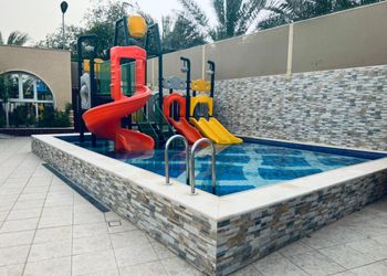 استراحة بمسطح اخضر والعاب اطفال