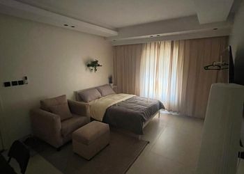 استديو بسرير ماستر وجلسة جانبية 