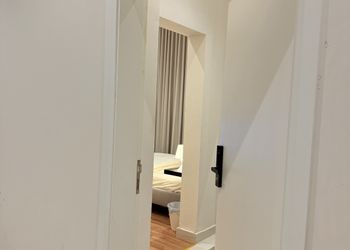 استديو بأثاث مريح وبسيط 