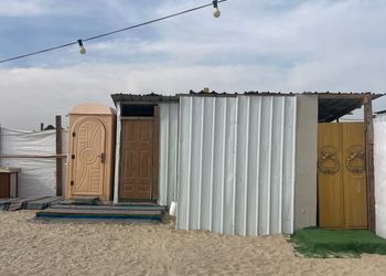 مخيم بجلسة خارجية و ألعاب أطفال