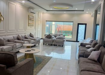 شاليه بجلسة خارجية ومسطح اخضر