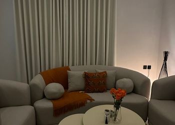 شقة بغرفة نوم وتصميم هادئ