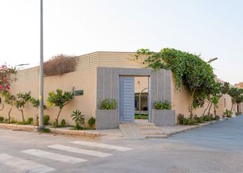 شاليه بملعب كرة طائرة ومسبح