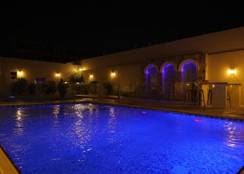 شاليه بمسطح اخضر وجلسة خارجيه