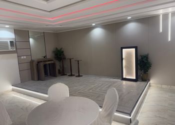 استراحة بمجالس واسعة وفناء خارجي