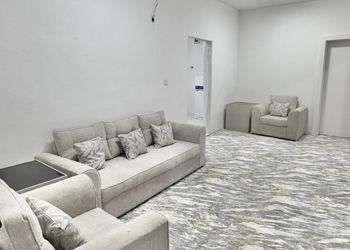 شاليه بصالة مطلة على المسبح
