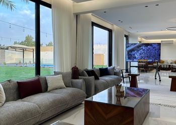 شاليه بمسطح اخضر ومسبح 