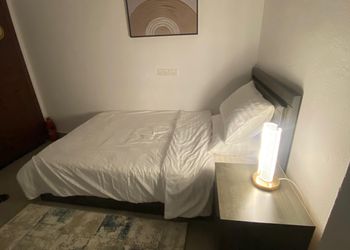 استديو بأثاث مريح وبسيط 