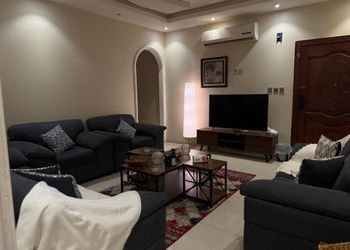 شقة بصالة وثلاث غرف نوم