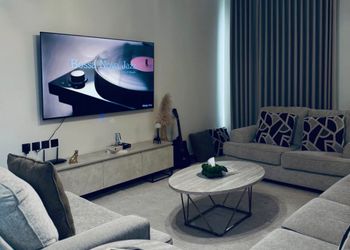 شقة بغرفة معيشة وغرفتين نوم 