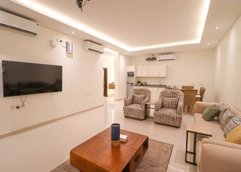 شاليه بجلسة تطل على مسبح خارجي 