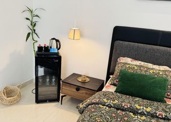 استديو بأثاث مريح وبسيط 