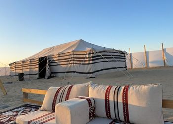 مخيم بجلسة خارجية وأجواء ممتعة