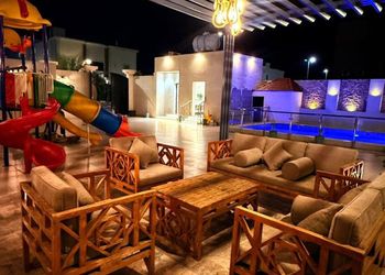 شاليه بالعاب اطفال وجلسة خارجية