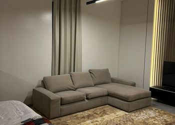 استديو بأثاث مريح وبسيط 