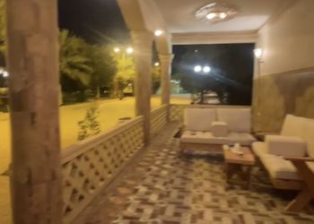 مزرعة بألعاب أطفال ومسطح اخضر