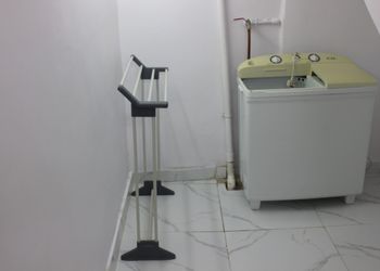 شقة بغرفتين نوم وجلسة خارجية 