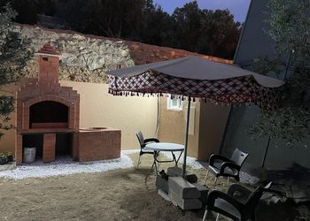 كوخ فاخر مطل على مزرعة.
